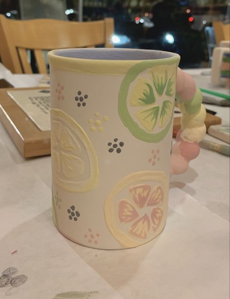 Ceramic Painting Designs Ideas, Pottery Cup Painting Ideas Simple, Pottery Painting Ideas Pots, Lemon Mug Design, Lemon Pottery Painting Mug, Cute Paint Pottery Ideas, Painted Mug Ideas Diy, Pinterest Pottery Painting, Themed Mugs Ceramics