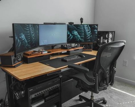 ▰ 𝐒𝐞𝐭𝐮𝐩𝐤𝐢𝐧𝐠 ▰ (@thesetupking) posted on Instagram: “Now that's a solid home office 🔥 Would you rock 3 monitors in your setup, or that's a little too much? Looks dope in this one that's sure!…” • Sep 28, 2021 at 7:00am UTC Minimal Setup, Pc Room, Setup Pc, Setup Inspiration, Workspace Ideas, Setup Gamer, Dream Desk, Computer Desk Setup, Desk Setups