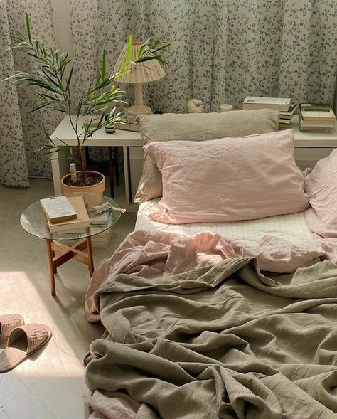 Pink Sheets, Cozy Room Decor, Minimalist Room, Pretty Room, Dreamy Room, Room Idea, Room Design Bedroom, Home Inspiration, Room Makeover Inspiration