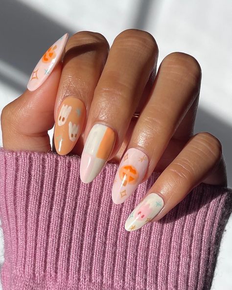 Groovy Halloween Nails, Pretty Halloween Nails Simple, Spooky Halloween Nails Acrylic, Spooky Halloween Nails Short, Minimal Halloween Nails, Trendy Nails Nude, Elegant Halloween Nails, Neutral Halloween Nails, Nails Minimal