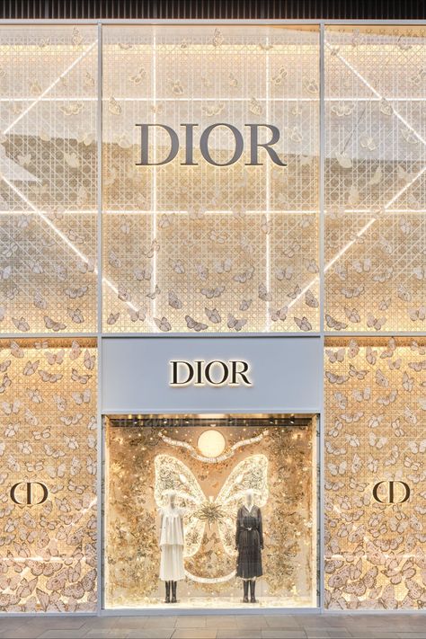 The Butterfly Around the World motif – imagined by Pietro Ruffo for the Dior Cruise 2024 collection by Maria Grazia Chiuri – flutters in Dior's window display at the Chengdu Taikoo Li boutique. Shades of gold and feminine silhouettes emerge, as the collection's inspiration of Mexican culture is paid reverent homage. © Jin Jie Dior Cruise 2024, Fashion Store Design, Dior Store, Fashion Window Display, Dior Cruise, Dior Shop, Dior Boutique, Fashion Displays, Jewelry Store Design