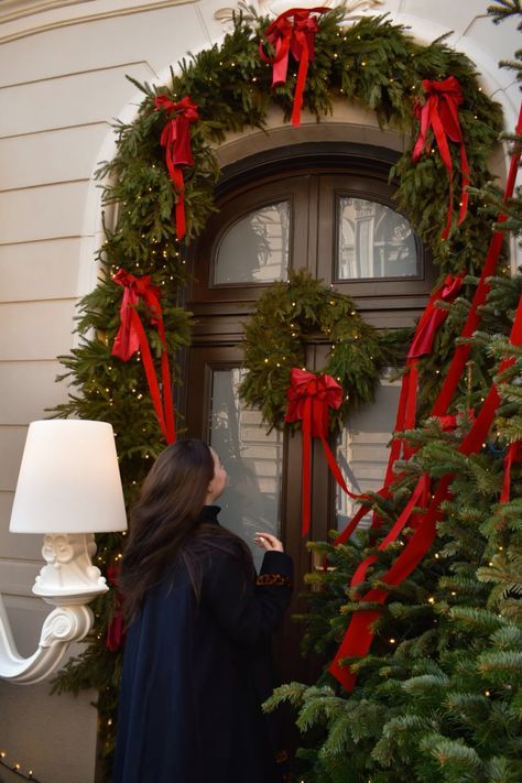 Pretty Outdoor Christmas Decor, Christmas Party Room Decor, Christmas Wreaths Aesthetic, Christmas Formal Party, Christmas Store Front Windows, Classic Outdoor Christmas Decorations, Christmas Party Entrance, Outdoor Yard Christmas Decorations, Nutcracker Christmas Aesthetic