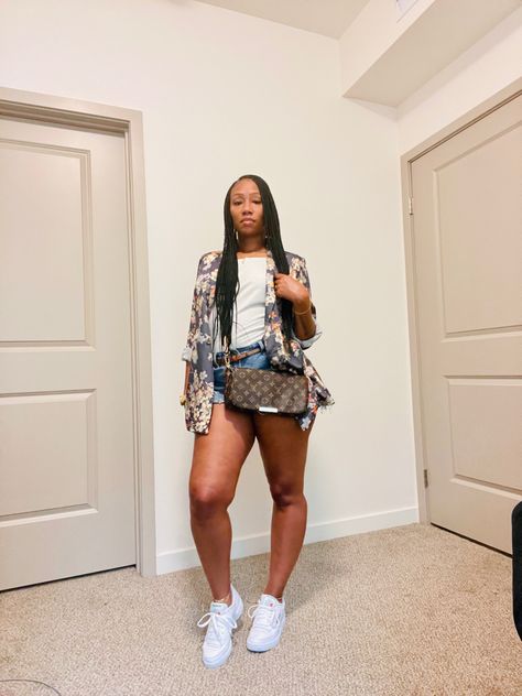 Floral blazer and shorts paired with white reebok classic sneakers Outfits With Reebok Classics Women, Sneaker Brunch Outfit, White Reebok Sneakers Outfit, Reebok Sneakers Outfit, Reebok Classic Outfit, Reebok White Sneakers, Timberland Sneakers, Reebok Classic Sneakers, White Reebok