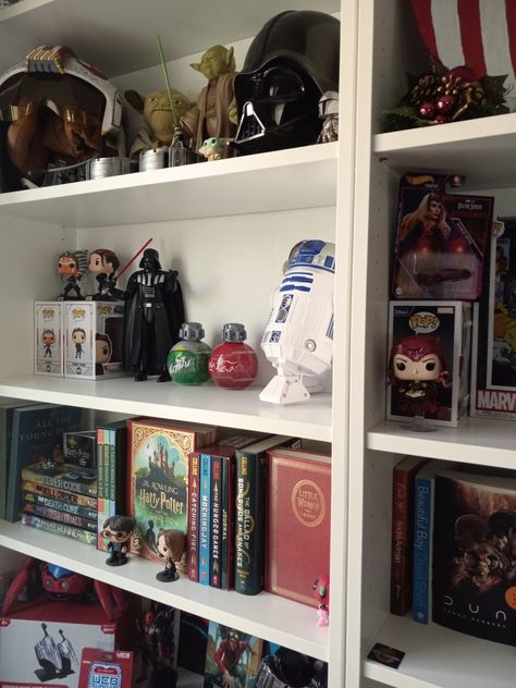 Shelf Display Ideas Bedroom, Shelf Decor Funko Pop, Collectors Shelf Ideas, Nerdy Decor Ideas, Nerdy Shelf Decor, Gaming Shelf Decor, Geek Bedroom Aesthetic, Nerd Room Aesthetic Bedroom, Star Wars Dorm Room