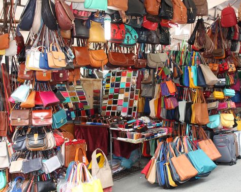 Ensure that you find genuine leather during your next trip to Florence. Here are seven shopper-friendly tips to purchasing real leather in Florence, Italy! Italian Makeup, Italy Editorial, Trip Italy, Italian Glamour, Florence Italy Travel, Chic Makeup, Design Market, Street Marketing, Italian Leather Bags