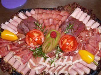 von meiner Kathrin Sausage Platter, Meat Trays, Meat Platter, Cold Cuts, Food Carving, Party Finger Foods, Thanksgiving Appetizers, Food Garnishes, Party Buffet