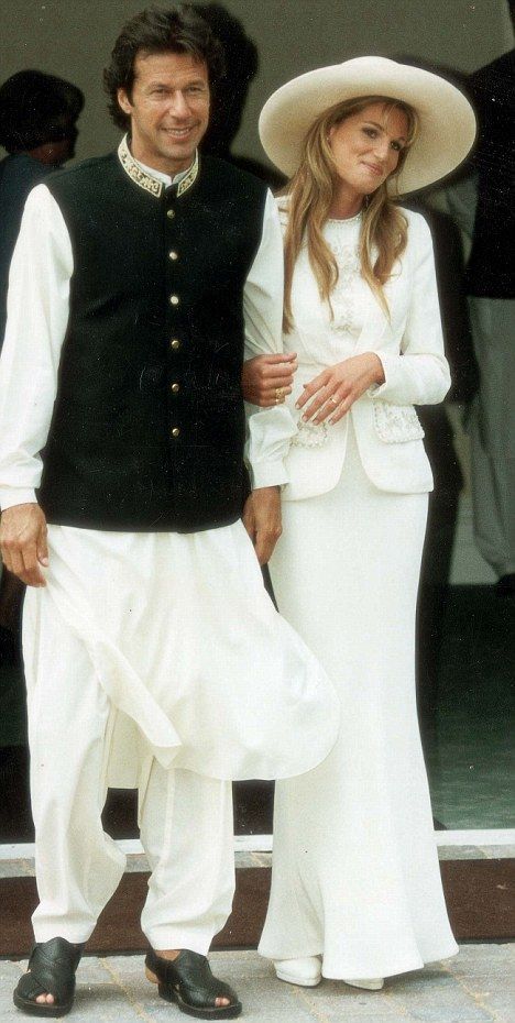 Bride and groom: Imran Khan and Jemima Goldsmith on their wedding day in 1995 Price Is Right Contestant, Imran Khan Wedding, Jemima Goldsmith, Imran Khan Pakistan, People Of Pakistan, Bollywood Cinema, Men's Ethnic Wear, Break Up, Diana Fashion