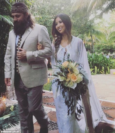 Duck Dynasty's Rebecca Robertson marries fiance John Reed Loflin Duck Dynasty Costumes, Duck Dynasty Wedding, Blake Lively Wedding, Duck Dynasty Sadie, Duck Dynasty Family, Korie Robertson, Waipio Valley, Willie Robertson, Maui Elopement