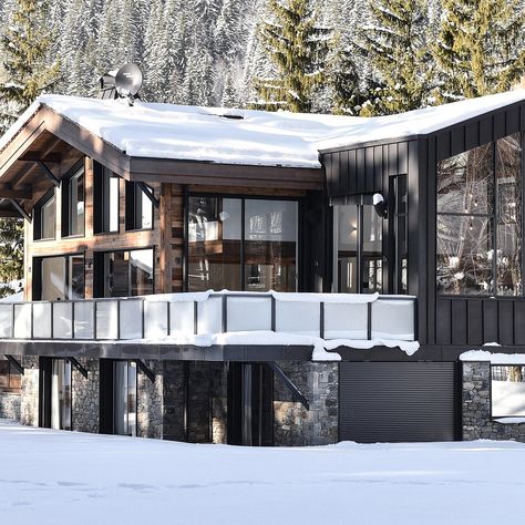 Chalet Whymper Cottage by Chevallier Architectes Modern Chalet Architecture, Chalet House Plans, Chalet Architecture, Chalet Exterior, House On Slope, Modern Mountain House, Mountain Home Exterior, Cabin Modern, Modern Chalet