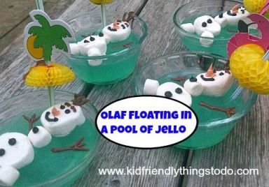 How to make an Olaf From Frozen Dessert for your birthday party! I love how easy this is! Why make a cake? This recipe is so much fun. The kids will love these! Olaf Jello, Frozen Jello, Frozen Themed Food, Olaf Birthday Party, Olaf Summer, Olaf Party, Jello Dessert, Olaf Birthday, Jello Cups