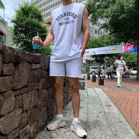 Sleeveless Outfit Men, Sleeveless Shirt Outfit, Fashion Models Men, Asian Men Fashion, Guys Fits, Masculine Fashion, Mens Casual Outfits Summer, Sleeveless Outfit, Tank Top Outfits