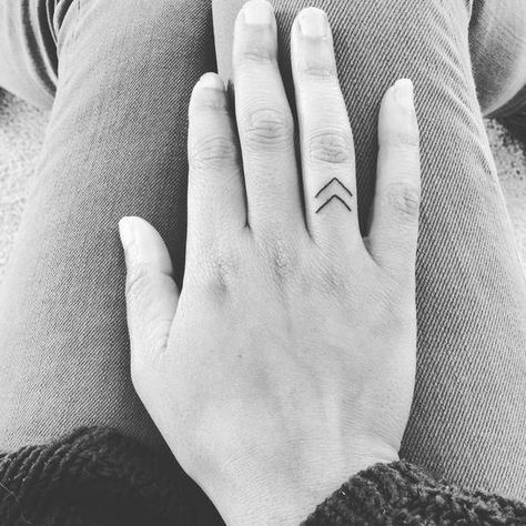 Viking Rune Tattoo, Symmetrical Tattoo, Viking Tattoo Symbol, Crazy Tattoos, Symbole Viking, Power Tattoo, Rune Tattoo, Shape Tattoo, Arrow Tattoo