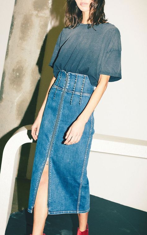 “This **Current/Elliott** The Trilby Pencil Skirt features a high waistline, exposed front zipper, and pencil silhouette.” Rok Denim, Pola Rok, Pencil Skirt Casual, Skirt Diy, Looks Jeans, Pencil Skirt Outfits, Denim Skirt Outfits, Mode Jeans, High Waisted Pencil Skirt