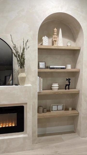 ❀ paola arcila ❀ on Instagram: "babe look I can do thattt 👀👩🏼‍🎨 #interiordesign #interiordesigner #interiordecor #shelfie #shelfiesunday #shelfdecor #shelfstyling #fireplace #modernfireplace #neutrals #neutraldecor #aesthetic #romanclay #wallfinish #walltexture #homedesign #christmasdecor #inspiration #decoration #design #homedecor #homesweethome #handmade #diy #diyhomedecor #art #diyprojects #decor" Shelves By The Fireplace, Neutral Interior Aesthetic, Plaster Built In, Builder Grade Entryway Makeover, Unique Home Must Haves, Modern Neutral Interior, Home Decor Ideas Neutral Colors, Small Niche Decor, Coastal French Country Living Room