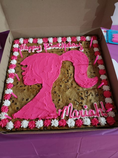 Great American cookie cake, barbie theme! Barbie Cookie Cake, Great American Cookie Cake, Great American Cookie, Barbie Cookies, Cake Barbie, Barbie Pool, Barbie Bday, Barbie Pool Party, Fairytale Party