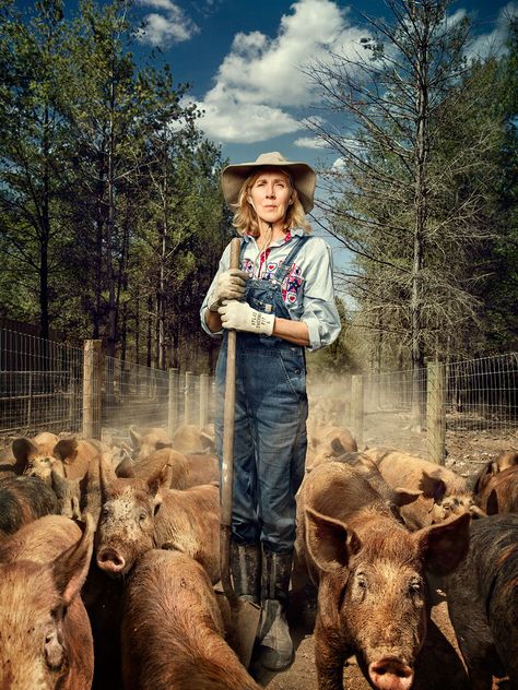 Nancy Poli, Pig Farmer At Stryker Farms In Saylorsburg, Pennsylvania. 10+ Powerful Photos Of Women Doing “Men’s Work” That Will Make You Rethink Gender Stereotypes - Part 2 Environment Portrait, Environmental Portraiture, Environmental Photography, Foto Cowgirl, Environmental Portraits, Farm Photography, Business Portrait, Photo Series, Creative Portraits