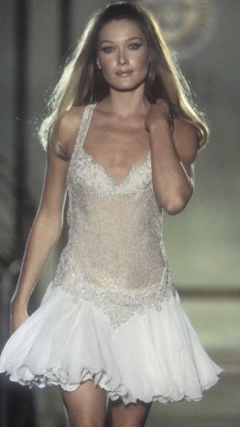 Versace Fashion Week, 90s Model Body, Versace 90s, White Runway, Vintage Runway, Runway Outfits, 90s Model, Versace Fashion, Carla Bruni