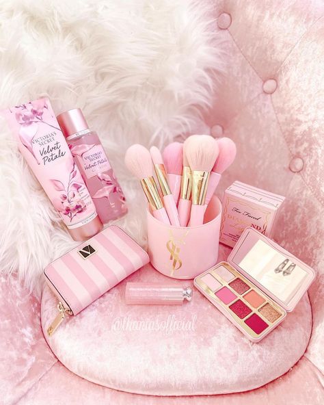 THANIA | All Pink Everything ✨ on Instagram: “In honor of today’s video I wanted to post my @slmissglambeauty SLMISSGLAM brushes + tease an LE item I will have on my Etsy for 2021 ✨💗…” All Pink Everything, Pink Brush Set, Makeup Vanity Decor, Makeup Backgrounds, Pink Everything, Peach Makeup, Good Morning Gorgeous, Pink Lifestyle, Pink Cosmetics