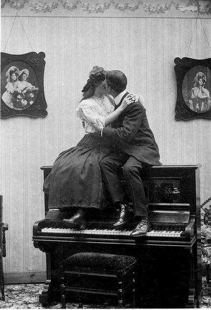 thinking past tomorrow Couples Vintage, Old Fashioned Love, Victorian Couple, Vintage Kiss, Vintage Couples, Sweet Kisses, Piano Man, Vintage Romance, Albert Camus