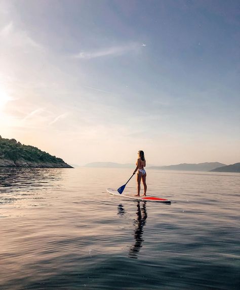 Stand Up Paddle Boarding Photography, Paddle Boarding Photoshoot, Pattle Boarding Aesthetic, Stand Up Paddle Boarding Aesthetic, Paddle Board Aesthetic, Kayaking Photos, Paddle Boarding Aesthetic, Paddle Boarding Pictures, Sup Girl