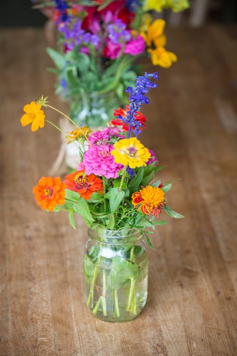 Wildflowers Wedding Table Decor, Flower Mason Jars, Wildflower Cocktail Hour, Zinnias In Vase, Cosmos And Zinnias, Wedding Jars Centerpieces, Wildflowers In Mason Jars, Wedding Flowers Zinnias, Zinnia Bouquet Mason Jars