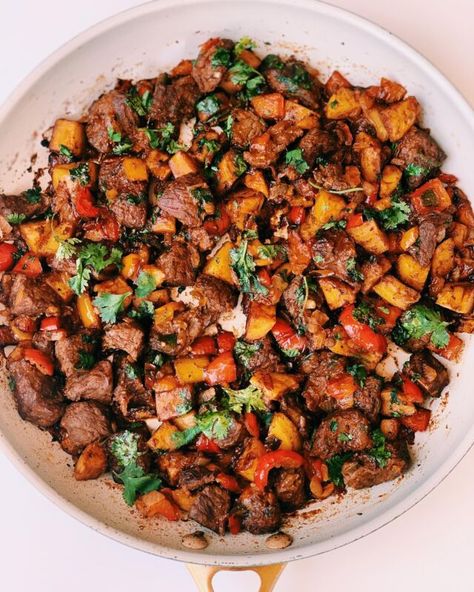 Steak And Sweet Potato Meal Prep, Recipe With Steak, Steak And Sweet Potato, Roast Beef Hash, Macro Breakfast, Sirloin Tip Steak, Sirloin Steak Recipes, Potato Hash Recipe, Steak Breakfast