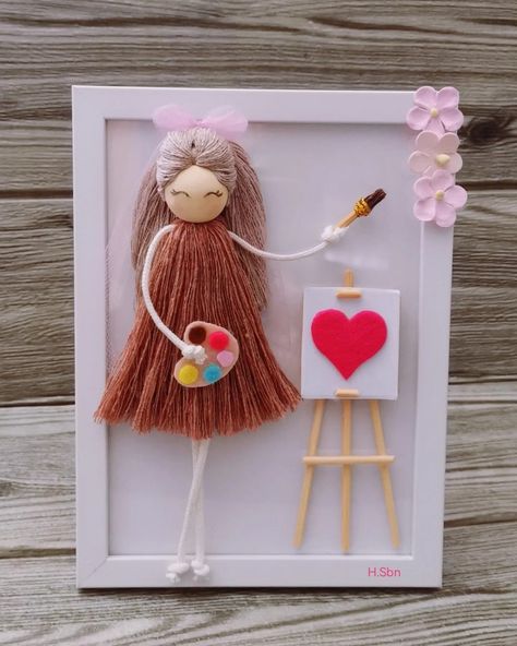 Doll Macrame, Diy Yarn Dolls, Macrame Doll, Holding Something, Dolls Handmade Diy, Diy Rag Dolls, Macrame Knots Pattern, Yarn Dolls, Diy Yarn Crafts