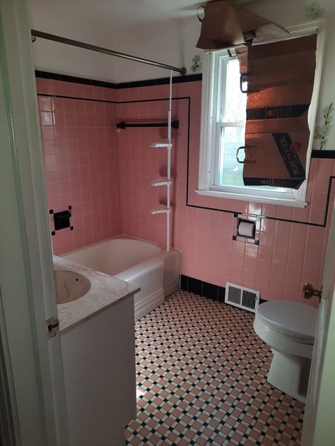 This bathroom is from 1942 (when the house was built) and it had the orignal everything. It was screaming for help. It had the original cast iron tub, the marble sink, and a current toilet that the sellers had just added in before putting it on the market. I couldn't stand looking at it so l already made up my mind to renovate the bathroom right after the closing. 1940s House Decor, 40s Interior Design, 30s House, 40s House, 1940s House, 1940s House Interior, 1940 Bathroom, 1940s Interior Design, 1940s Bathroom