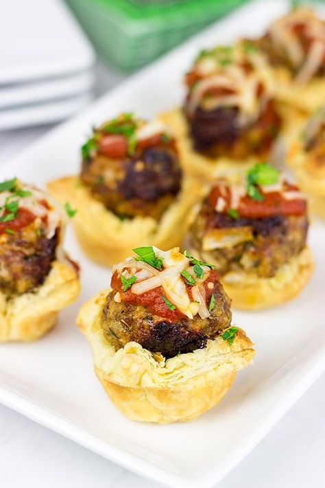 These Italian Meatball Tartlets are the perfect gameday appetizer! Dream Restaurant, Puff Pastry Shells, Italian Meatball, How To Make Meatballs, Bowl Ideas, Tasty Meatballs, Game Day Appetizers, Italian Meatballs, Pastry Shells