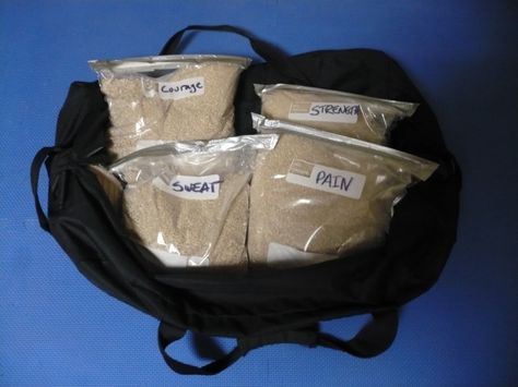 Sandbag training - How to make your own sandbag, benefits of sandbag training, videos of exercises, etc. Diy Sand Bags Weights, Diy Sandbags, Diy Exercise Equipment, Sandbag Workout, Sandbag Training, Diy Fitness, Workout Weights, Diy Gym Equipment, Gym Garage