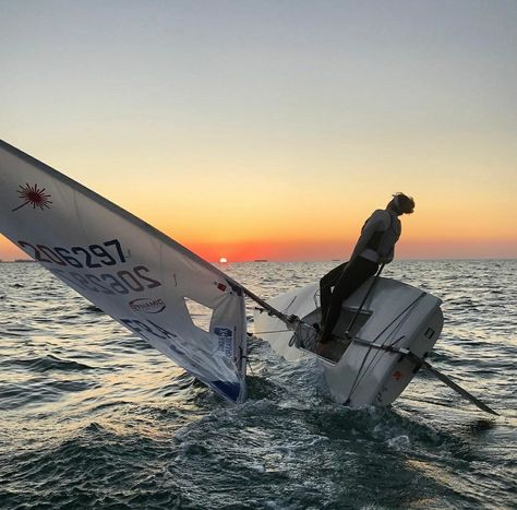 Laser Sailing Aesthetic, Sailing Life Aesthetic, Barca A Vela Aesthetic, Lake Sailing, Sailing Astetic, How To Sail, Sailing Boats, Laser Sailing, Sail Boat Aesthetic