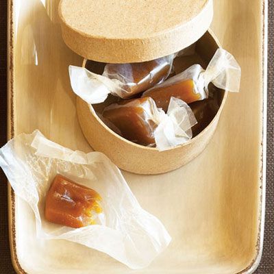 Butterscotch Caramels - I used to give these away for Christmas. They're delicious! Carmel Candy, Caramels Recipe, Halloween Candy Recipes, Butterscotch Caramel, Dessert Pie Recipes, Holiday Pies, Caramel Recipes, Homemade Holiday, Holiday Candy