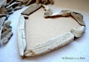 Bushcraft Crafts, Coastal Inspired Art, Driftwood Heart, Driftwood Creations, Beachy Crafts, Art Wreath, Wicker House, Driftwood Diy, Driftwood Mirror