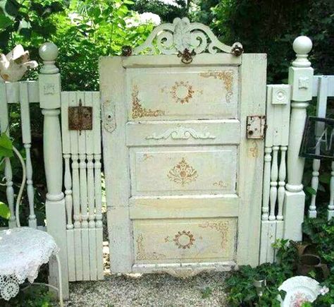 Wooden Garden Gate, Garden Gates And Fencing, Garden Gate Design, Shabby Chic Garden, Upcycle Garden, Diy Outdoor Decor, Garden Yard Ideas, Garden Gate, Beautiful Backyards