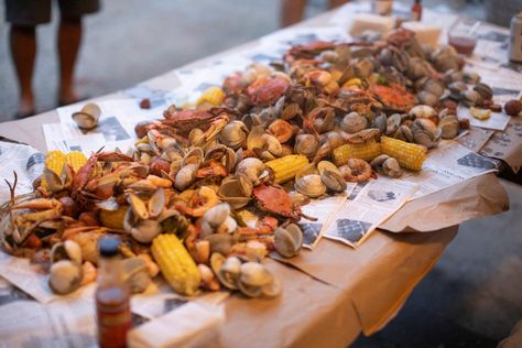 New England Clam Bake, Clams Casino Recipe, Frogmore Stew, Clam Pizza, Clams Casino, Country Boil, Low Country Boil, Baby Red Potatoes, Crab Boil