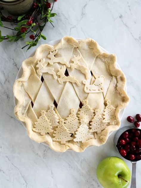 12 Festive Christmas Pie Crust Ideas – pies before guys Christmas Pie Crust Designs, Cranberry Pear Pie, Christmas Pie Crust, Pie Crust Ideas, Pie Business, Cranberry Apple Pie, Pie Decor, Fancy Pie Crust, Pear Pie Recipe