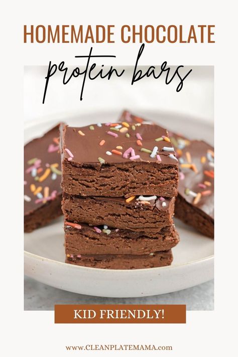 These homemade chocolate protein bars make a great snack for kids and adults, or a delicious post-workout treat. These are lightly sweetened with honey and made with healthy ingredients like flaxseeds and cacao powder. Healthy High Protein Snacks, Chocolate Protein Bars, Snack For Kids, Protein Bar Recipes, Chocolate Protein Powder, Healthy Ingredients, Chocolate Topping, 140 Pounds, Homemade Snacks