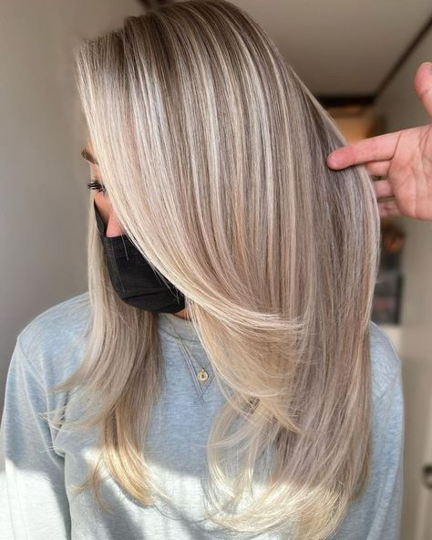 Blonde Highlights on Straight Hair Blonde Highlights On Straight Hair, Highlights On Straight Hair, Blonde Highlights With Lowlights, Blonde Highlights Ideas, Icy Blonde Highlights, White Blonde Highlights, Balayage Straight Hair, Highlights Ideas, Red Blonde Hair