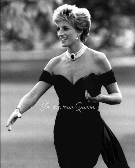 #dianaprincessofwales #london🇬🇧 Revenge Dress, Prins Harry, Princess Diana Family, Princess Diana Photos, Princess Diana Pictures, Princes Diana, Royal Family News, Lady Diana Spencer, Diana Spencer