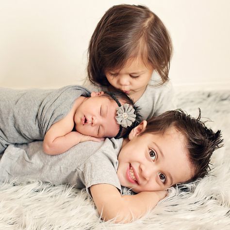 Family Of 5 Photos, Family Of 5 Poses, Newborn Family Shoot, Newborn Family Photoshoot, Family Maternity Shoot, Siblings Photography, Sibling Photoshoot, Mixed Family, Baby Boy Newborn Pictures