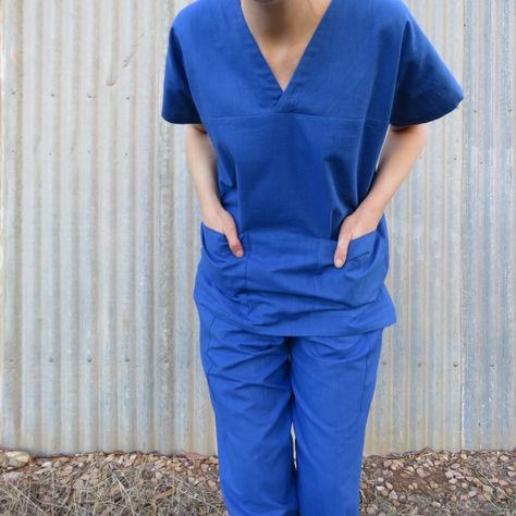 Free pattern: scrubs - The Craft of Clothes Diy Scrub Top, Sew Scrubs, Scrub Tops Pattern, Scrubs Uniform Pattern, Nursing Scrubs Pattern, Dental Uniforms, Top Pattern Sewing, Hospital Scrubs, Scrubs Pattern