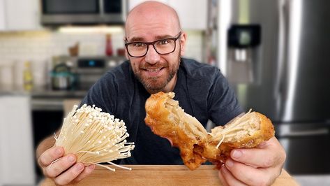 I Tried Fried Chicken made from Enoki Mushrooms - Awesome fried chicken recipe, but there's no chicken! It's made from mushrooms! Mushroom Fried Chicken, Enoki Mushroom Recipe, Enoki Mushrooms, Vegan Fried Chicken, Chicken Mushrooms, Making Fried Chicken, Green Chef, Steak Sauce, Mushroom Chicken