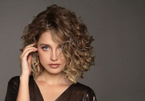 Coiffure cheveux bouclés 2022 : quel style tendance adopter ce printemps-été ? Tutoriels faciles Short Hair Fashion Outfits, Ombre Curly Hair, Dark Curly Hair, Bob Haircut Curly, Hair Blond, Curly Hair Photos, Colored Curly Hair, Medium Curly Hair Styles, Lob Haircut