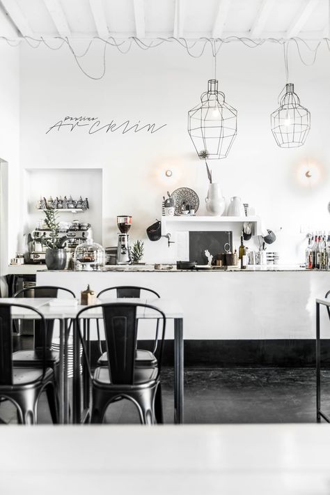 ITALIAN INTERIORS | Design restaurant Milan with ethnic scandi mood Brunch Cafe Interior, Food Garden Design, Coffee Shop Ideas, Italian Coffee Shop, Restaurant Italian, Modern Coffee Shop, Café Design, Brunch Cafe, White Restaurant