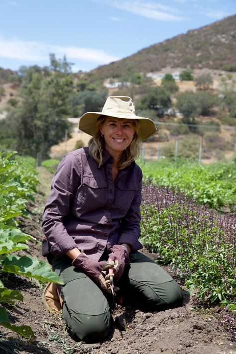 Farmer Women Outfit, Working Outside Outfit, Farm Wear Women, Field Biologist Outfit, Yard Work Outfit, Gardening Outfits For Women, Farmer Outfit Women, Gardener Aesthetic Outfit, Farmer Pictures