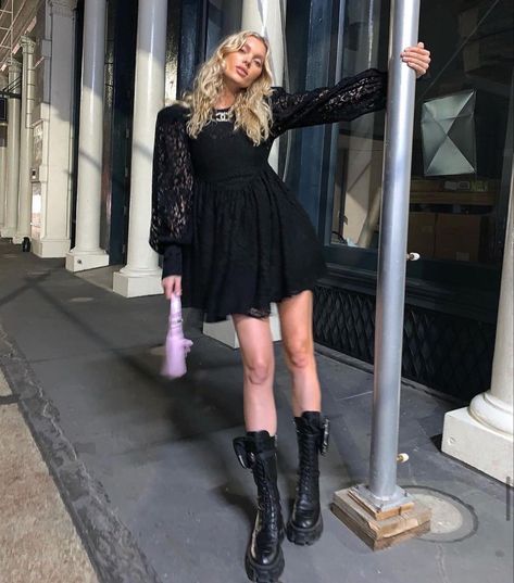 Lace Up Knee High Boots Outfit, Lace Boots Outfit, Prada Boots Outfit, Lace Up Boot Outfit, Long Boots Outfit, Elsa Hosk Style, Models Outfits, Combat Boot Outfit, Romee Strijd