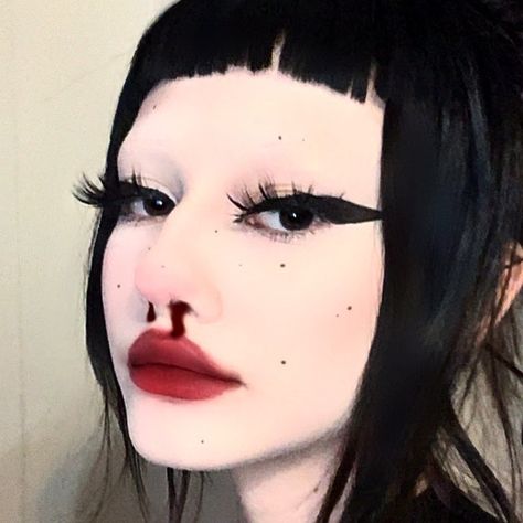 No Eyebrows Aesthetic, No Eyebrows Makeup Look, Aesthetic Chicas, Goth Eyebrows, No Eyebrows, Weird Aesthetic, Eyeliner Designs, Alt Makeup, Graphic Makeup