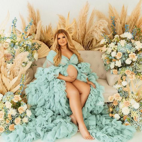 A couch flower set with blue flowers around a pregnant woman Floral Couch, Maternity Picture Outfits, Maternity Photography Studio, Maternity Photoshoot Outfits, Flower Photoshoot, Maternity Dresses For Photoshoot, Photographs Ideas, Maternity Poses, Couch Set