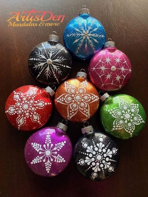 Holiday Dot Mandala, Mandela Dot Painting, Dot Painting Snowflakes, Christmas Dot Mandala, Christmas Dotting Art, Dot Painted Ornaments, Mandala Christmas Ornaments Diy, Dot Mandala Christmas Ornaments, Dot Art Christmas Ornaments