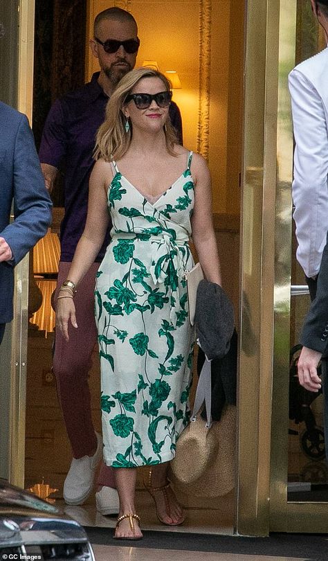 Reese Witherspoon Dress, Reese Witherspoon Style 2024, Floral Dress Styling, Reese Whiterspoon, Reese Witherspoon Style, Celebrity Inspired Outfits, She Left, Floral Wrap Dress, Effortlessly Chic Outfits